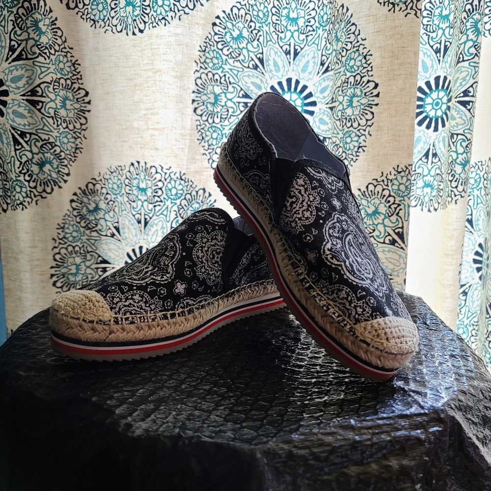 Espadrilles with paisley design shoes